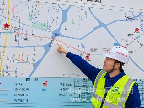 工作中的李文磊